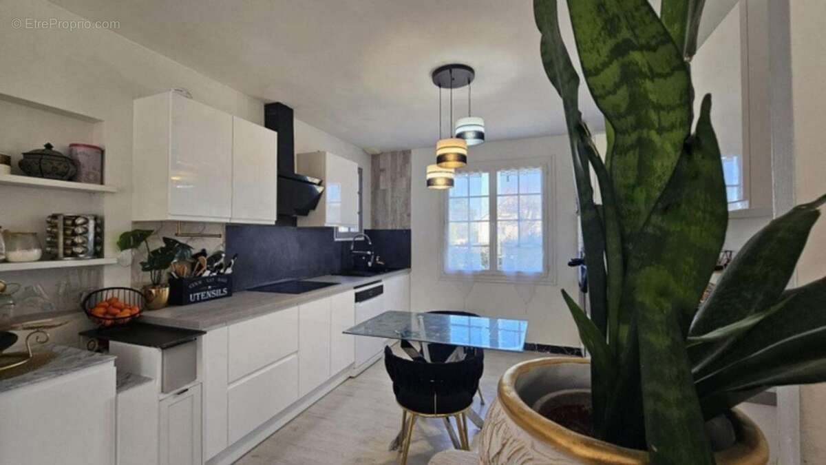 Noyant centre – Plain-pied 3 chambres, jardin sans vis-à-vis et garage de 35 m² - photo 8