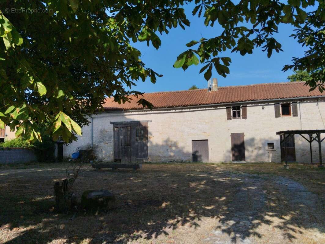 Maison à CHEF-BOUTONNE