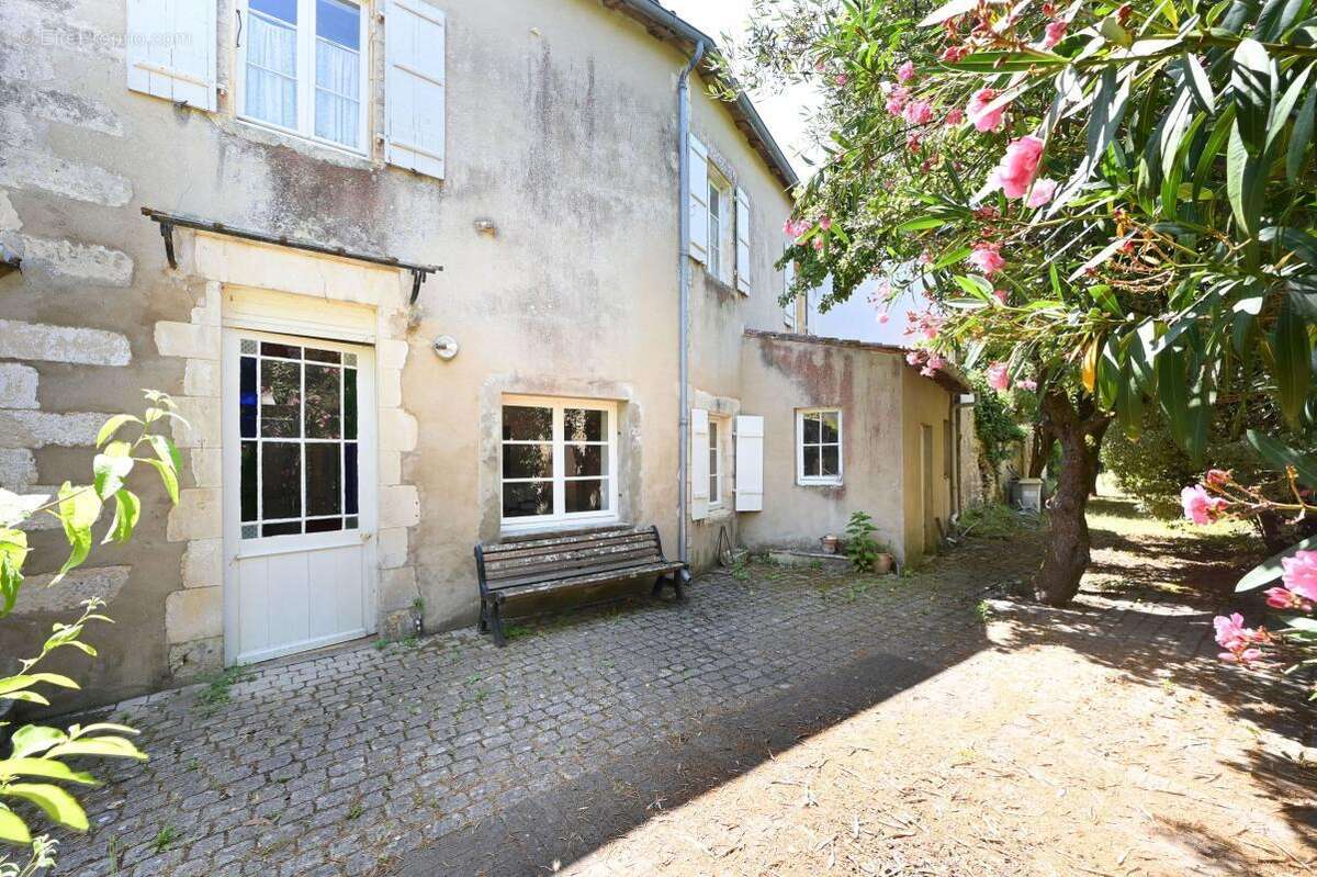 COEUR DE ST MARTIN - Maison de charme à rénover avec jardin - photo 3