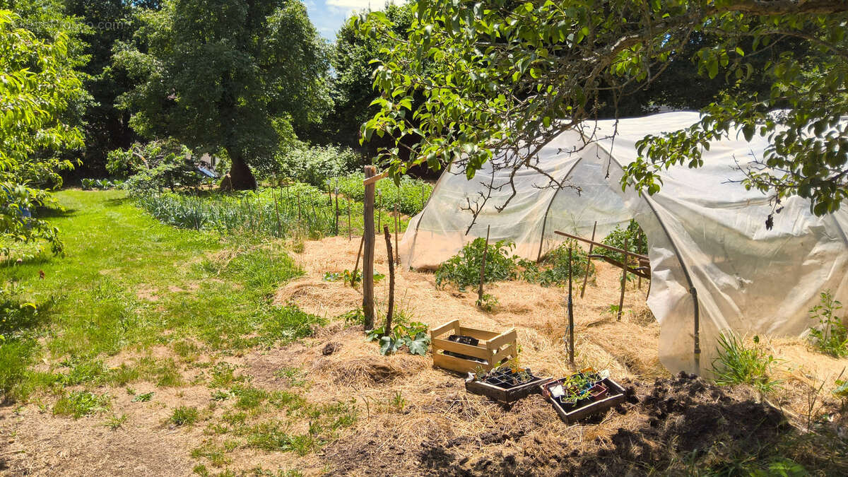Maison d'artiste avec jardin botanique, source - Terrain 1,6 hectare - photo 23