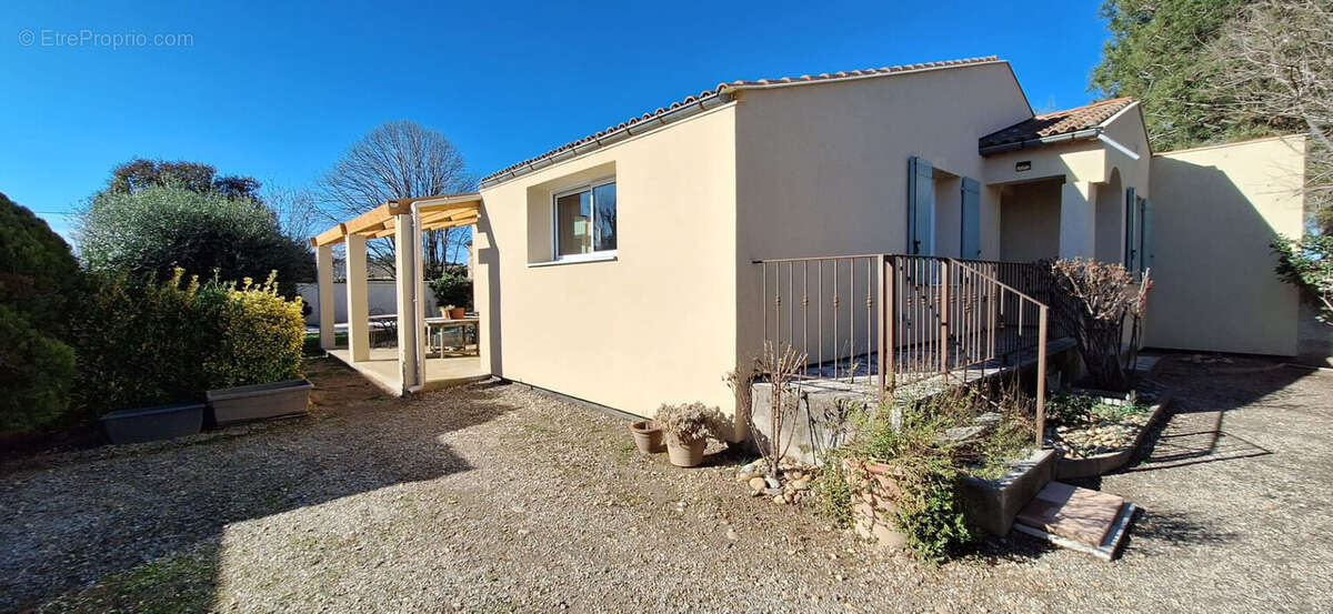 Maison à ENTRAIGUES-SUR-LA-SORGUE