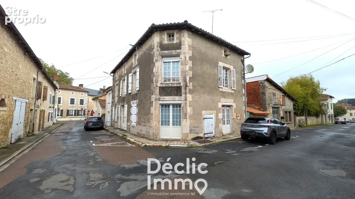 Maison familiale avec garage, dépendances et grenier aménageable à Champagne-Mouton - photo 1