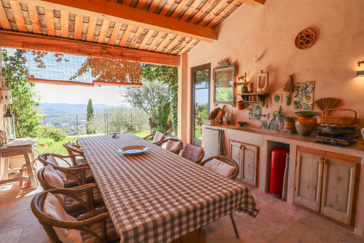 Maison à CHATEAUNEUF-GRASSE
