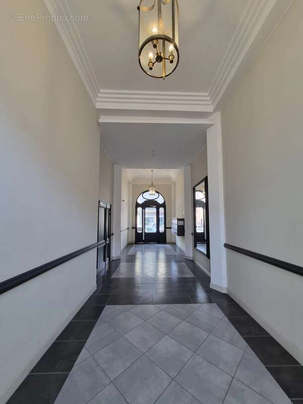 APPARTEMENT T1 avec balcon dans immeuble de caractère - photo 7