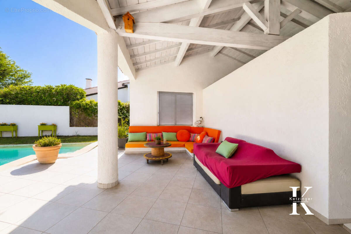 Patio moderne sous toit voûté - Maison à PEROLS