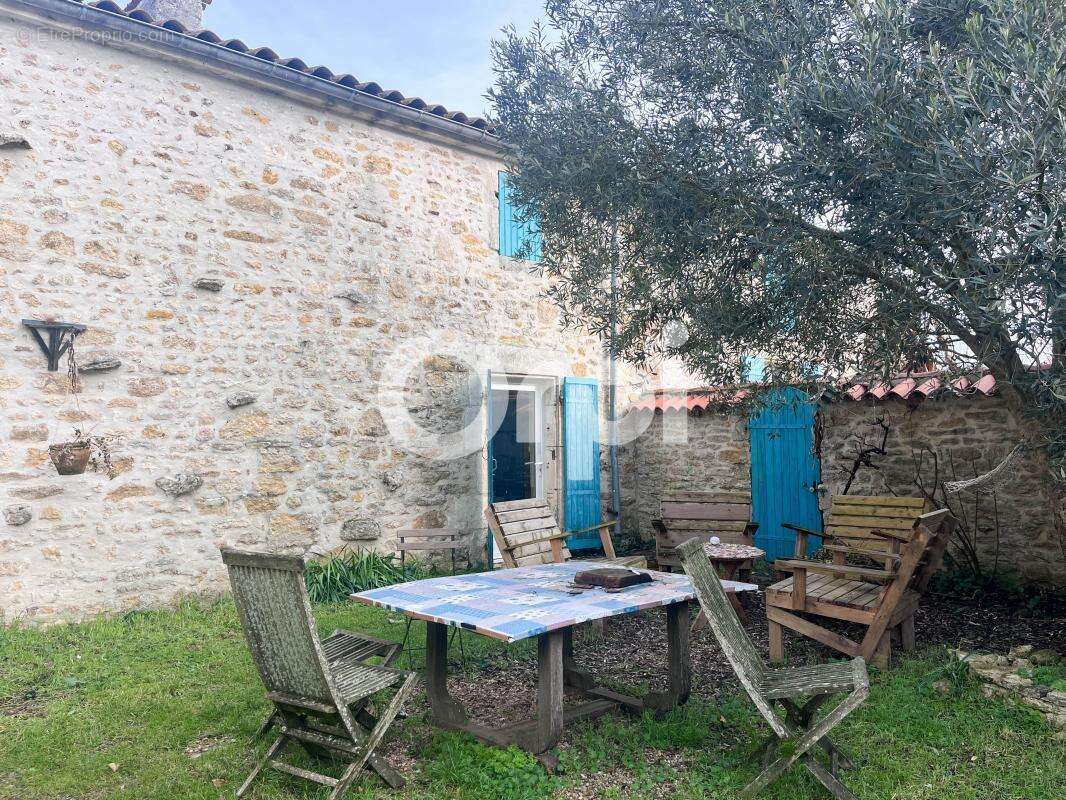 Maison à SAINT-LAURENT-DE-LA-PREE