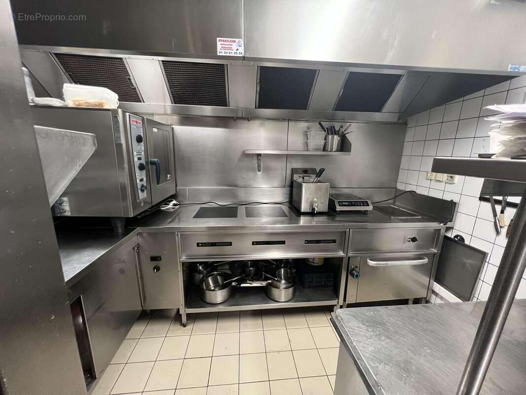 Autre à PARIS-8E