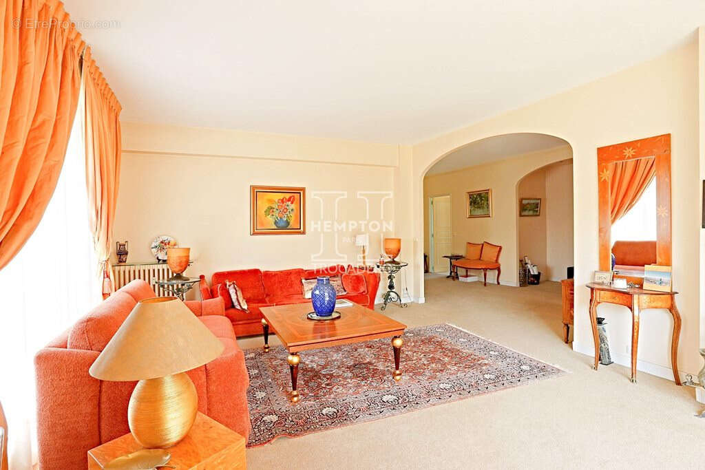 Appartement à PARIS-16E