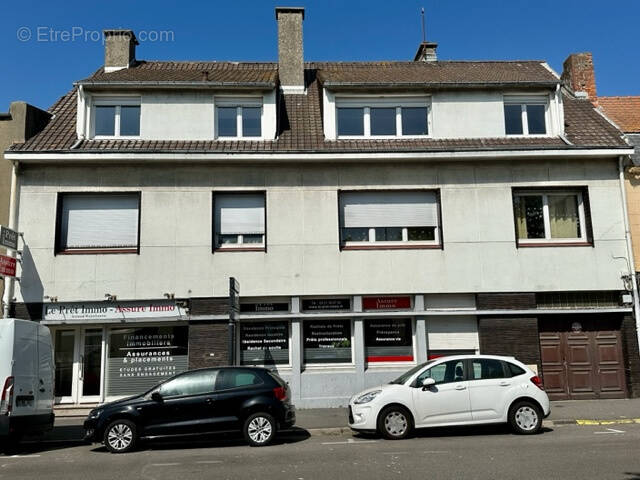 Murs d'un local commercial à usage de bureaux avec place de parking - photo 1