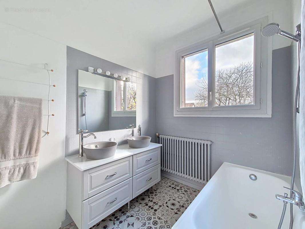 Maison à LES CLAYES-SOUS-BOIS