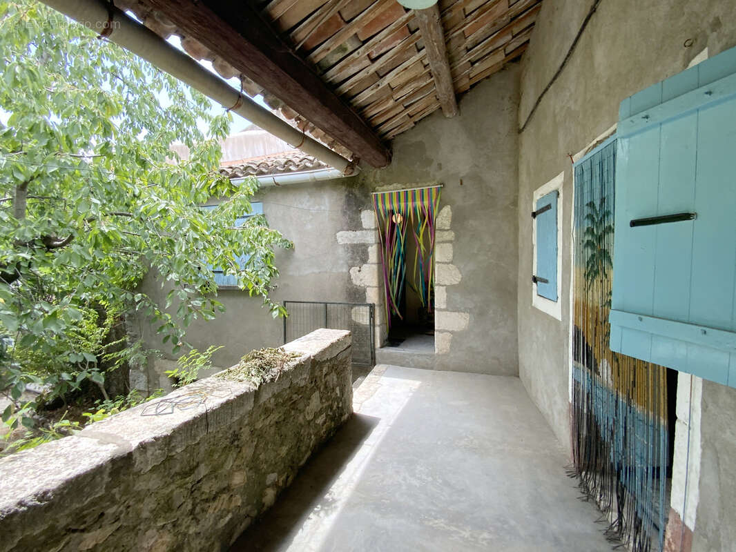 Maison à rénover avec cour, jardin et garage au coeur d'un des plus beaux villages de France. - photo 2