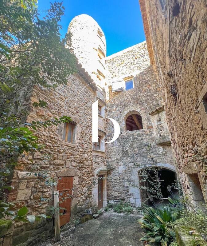 Maison à SAINT-JULIEN-DE-PEYROLAS