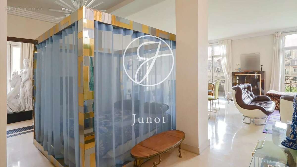 Appartement à PARIS-16E