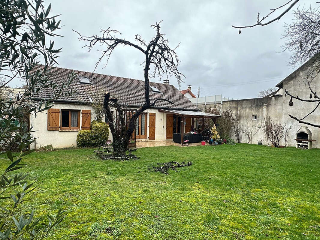 Maison à JUZIERS