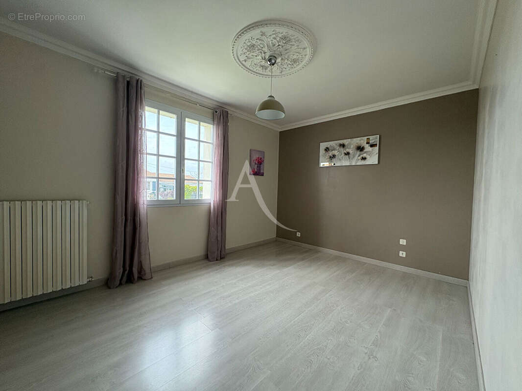 Maison 5 pièces - 3 chambres - NALLIERS - photo 8