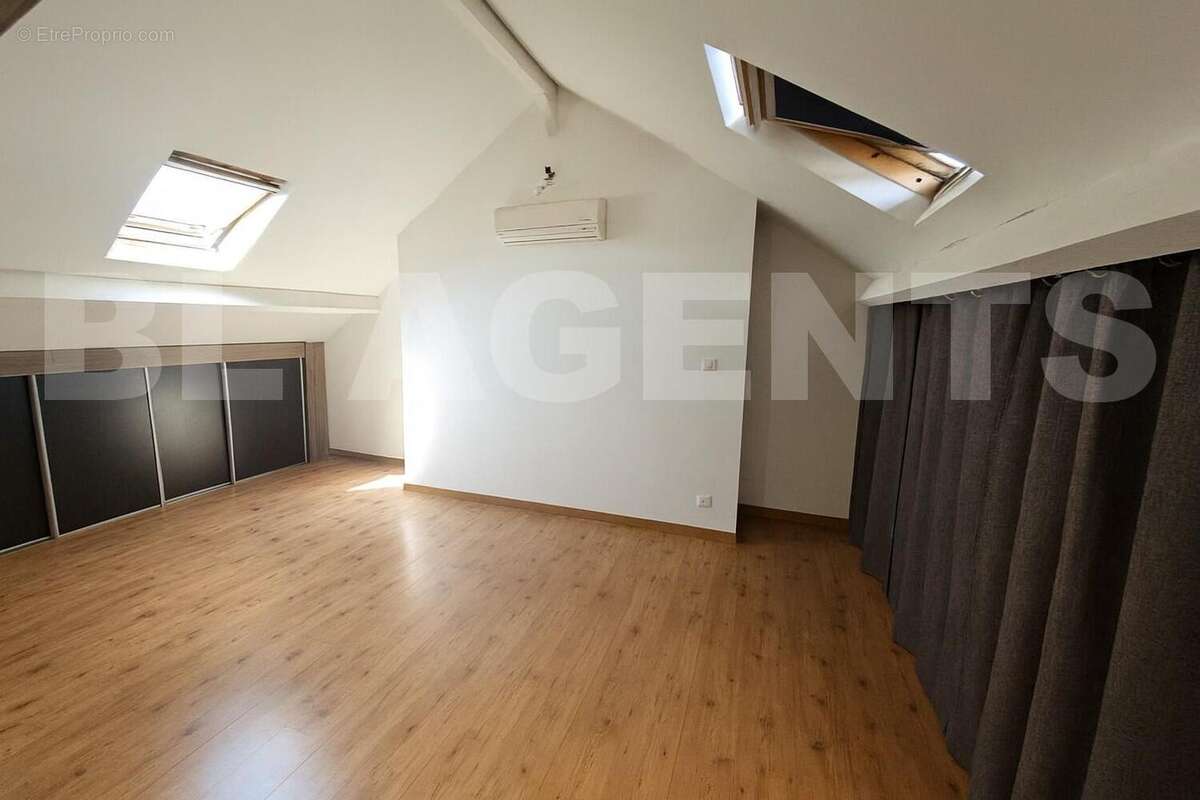 pièce 3ème étage - Appartement à RETHEL