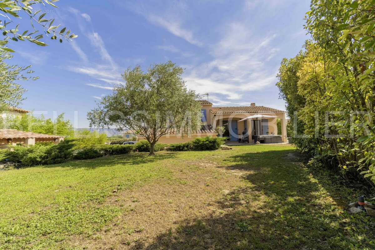 Villa en très bel état avec piscine proche du centre village - photo 11