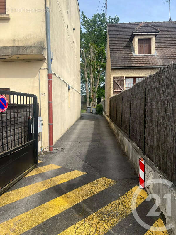 Parking à CLAYE-SOUILLY