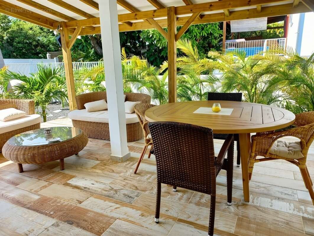 Villa premium T3 & son T2 à vendre à SAINTE ANNE Bourg (971) Guadeloupe - - photo 3