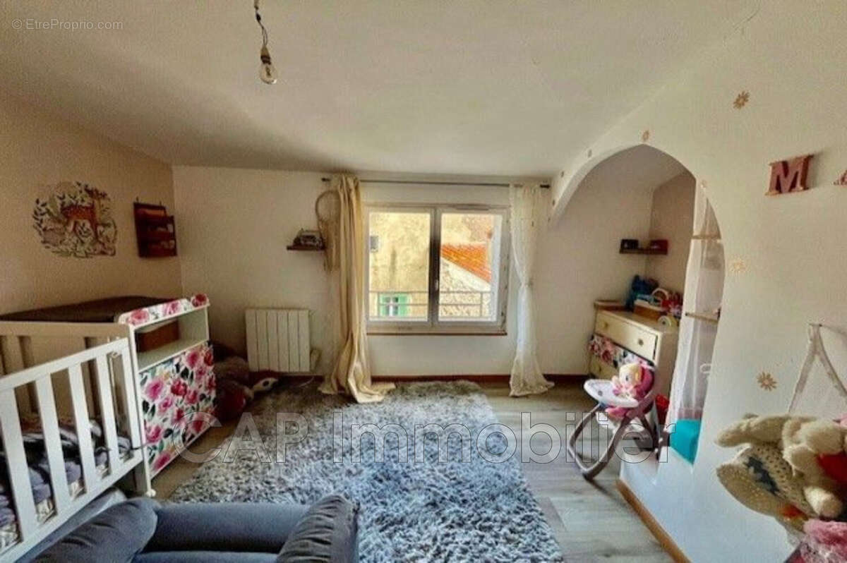 Maison à OPOUL-PERILLOS