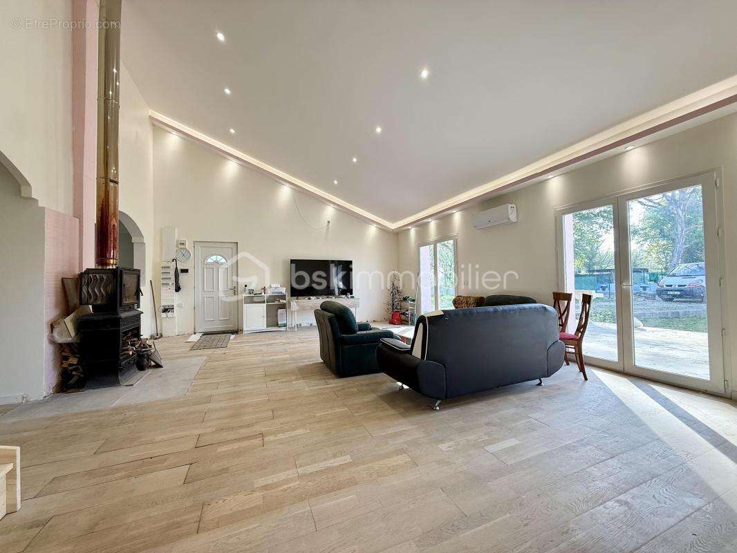 Maison à LA ROCHE-CHALAIS