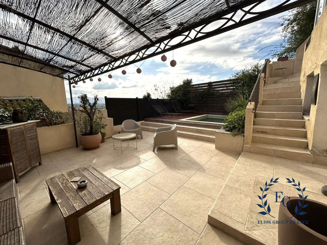 Maison à POURRIERES