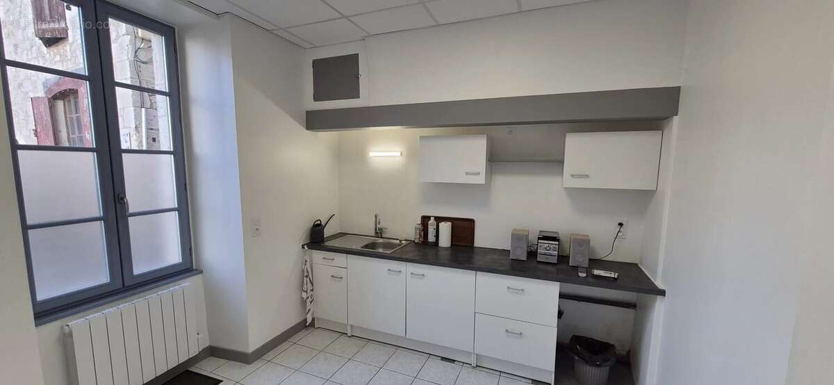 Maison en pierre à rénover avec local professionnel restauré en activité. - photo 18