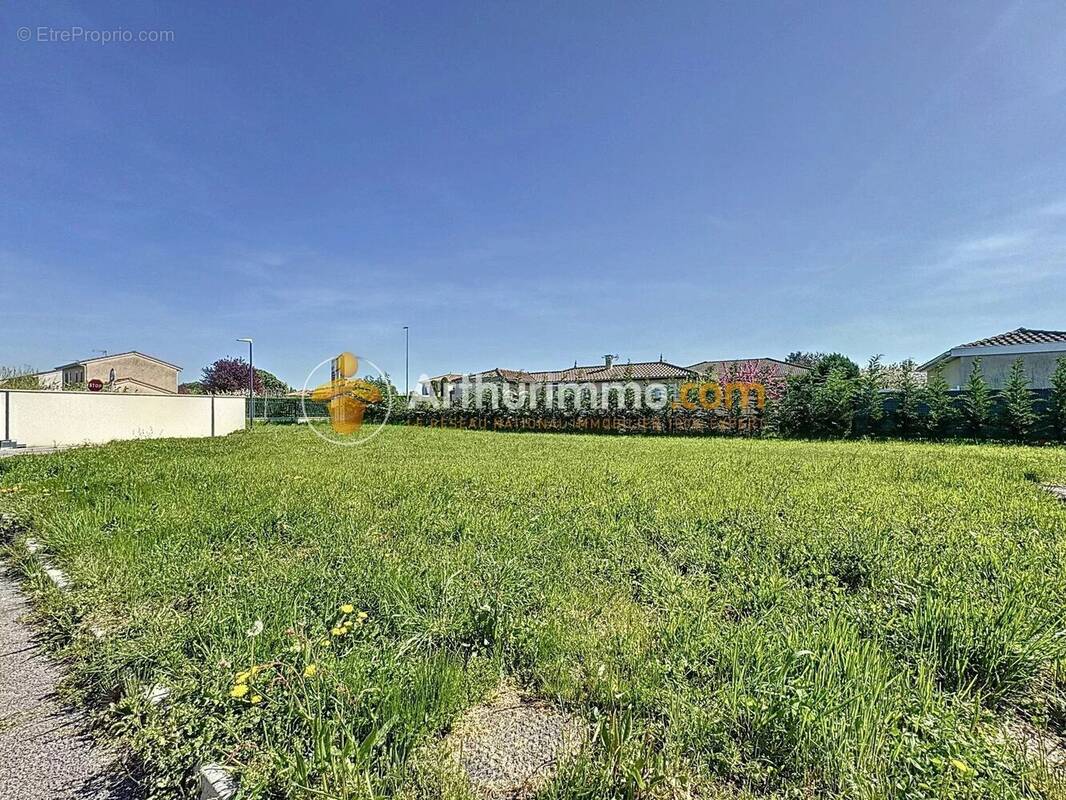 Terrain à SAINT-BONNET-DE-MURE