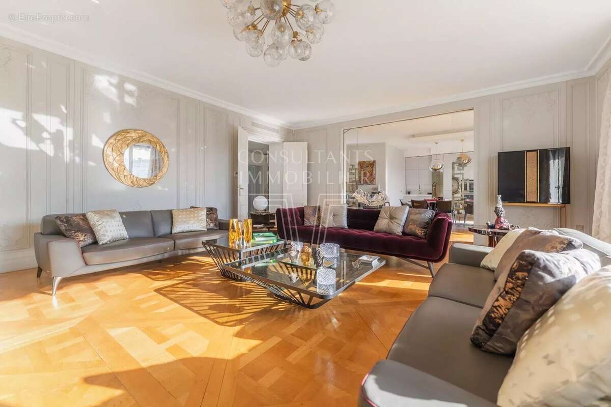 Appartement à PARIS-16E