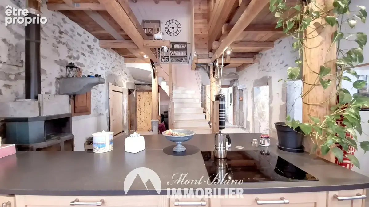Une maison de caractère pleine de charme et de possibilités - photo 8