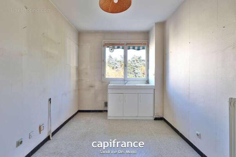 SAINTE FOY LES LYON - Bd de l'Europe- Appartement T3 de 68m² avec balcon, place de stationnement extérieure et cave - photo 7