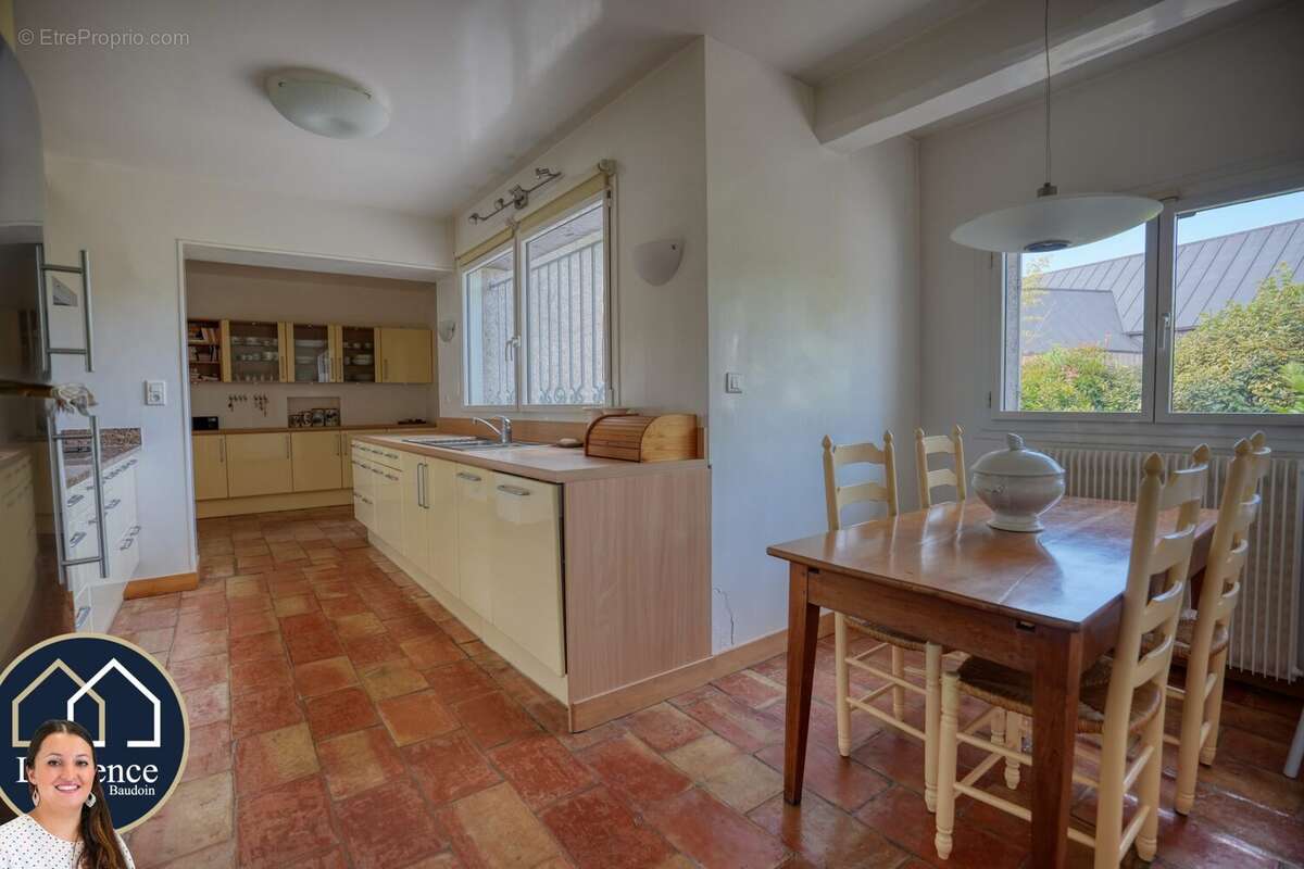 Maison 230 m² à La Hauteville  - photo 8
