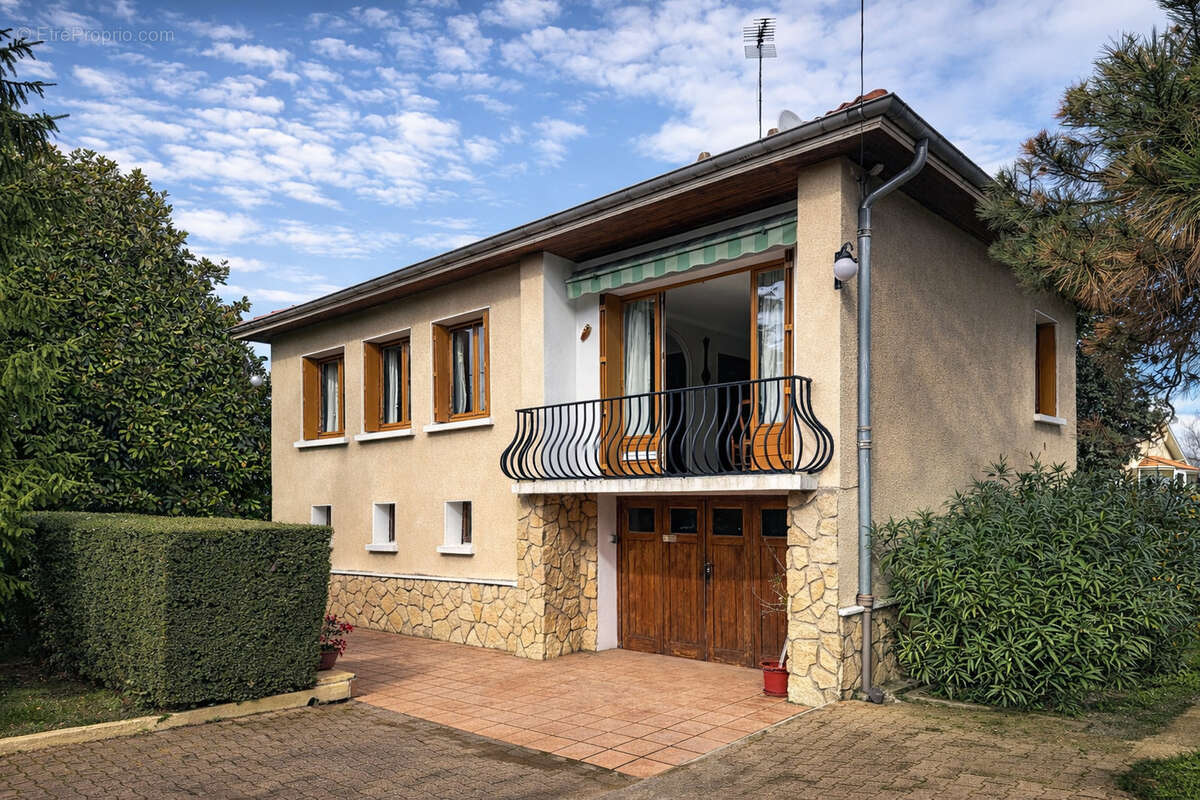 Maison à SAINT-GENIS-LAVAL