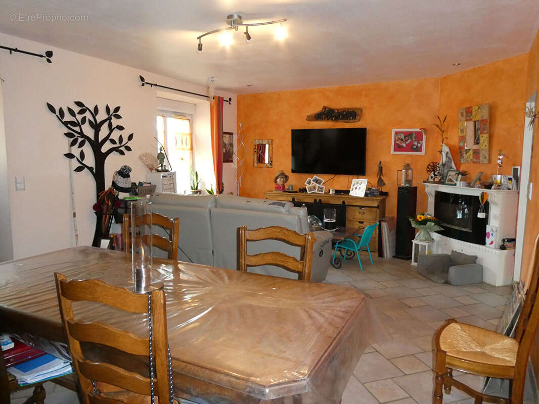 Maison à AMBRIERES-LES-VALLEES