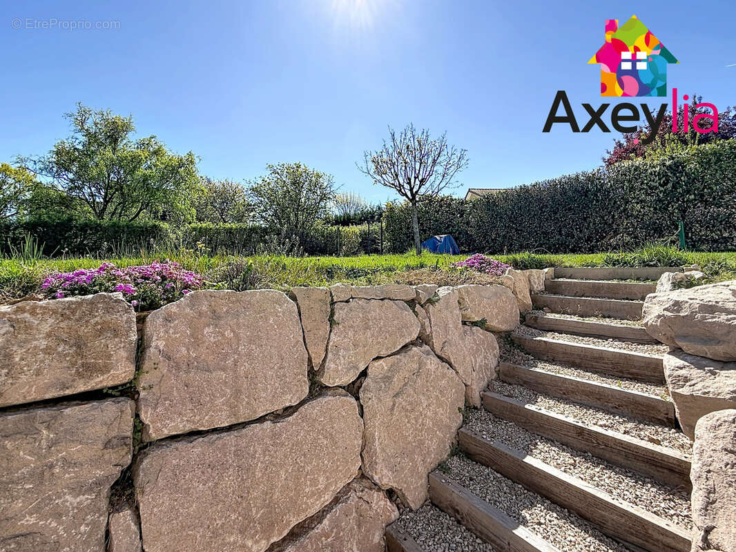 Maison à COMMELLE-VERNAY