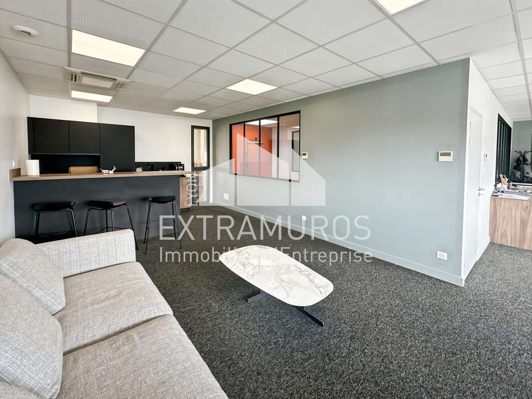 Commerce à SAINT-GENIS-LES-OLLIERES