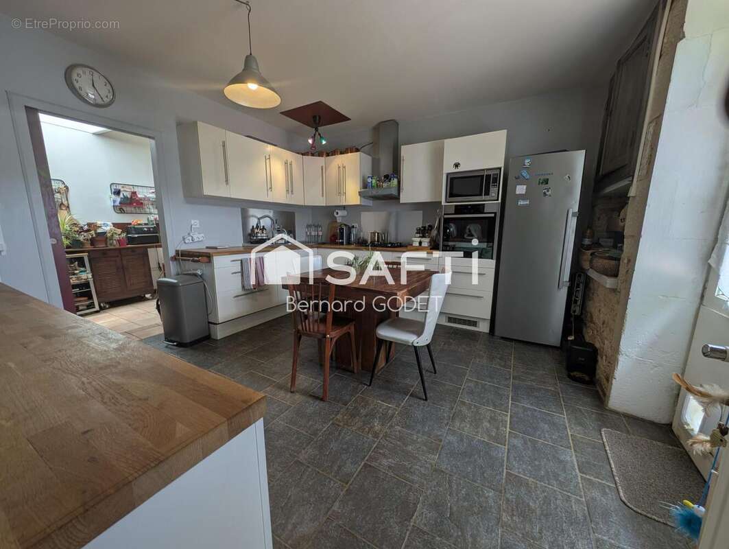 Maison 274 m² à La Chapelle-Pouilloux  - photo 4
