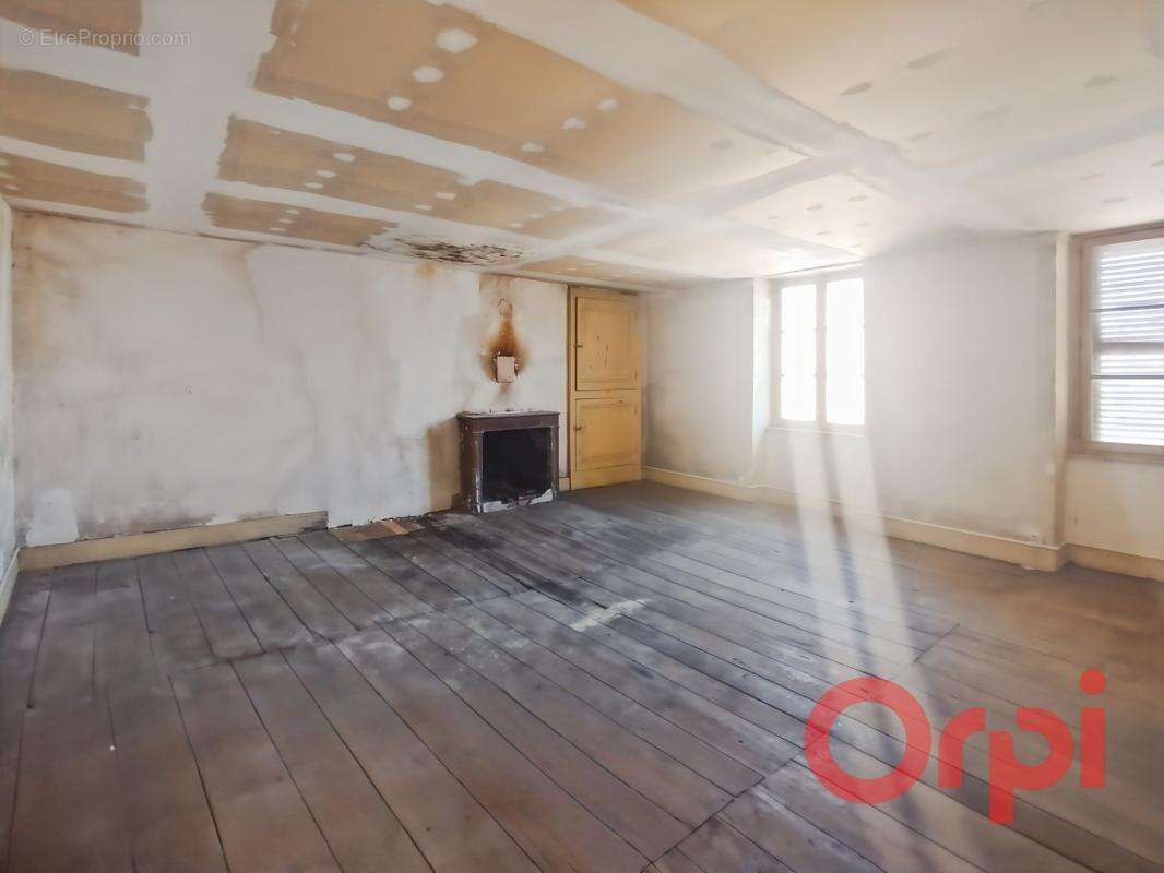 Maison à rénover avec vue sur l'Eglise - Bessais-le-Fromental (18210) - photo 8
