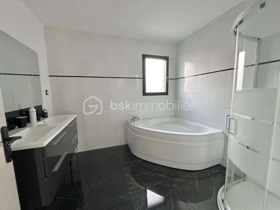 Maison à MOISSY-CRAMAYEL