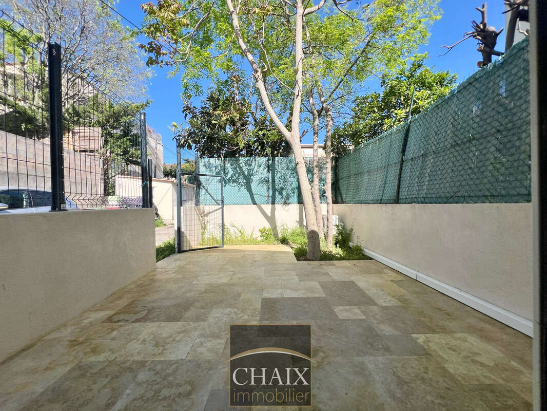 13009 MARSEILLE - Maison + studio bien rare - photo 15