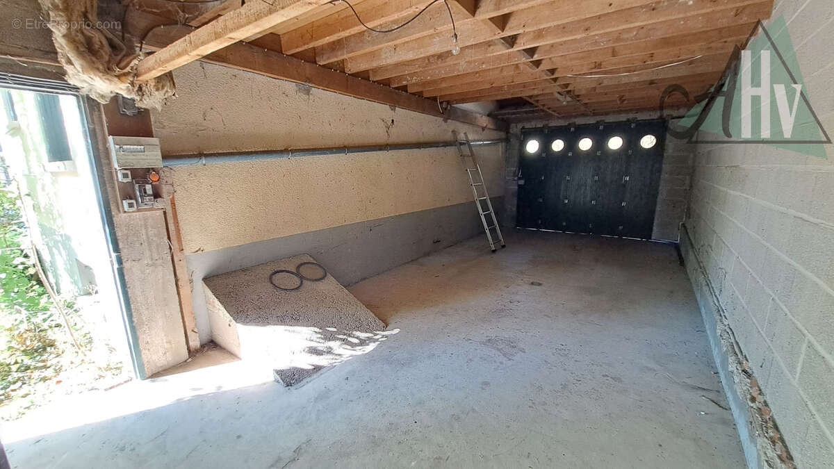 SOUCY - Maison à rénover de 105 m2 avec 4 chambres, sous-sol et deux garages. - photo 11