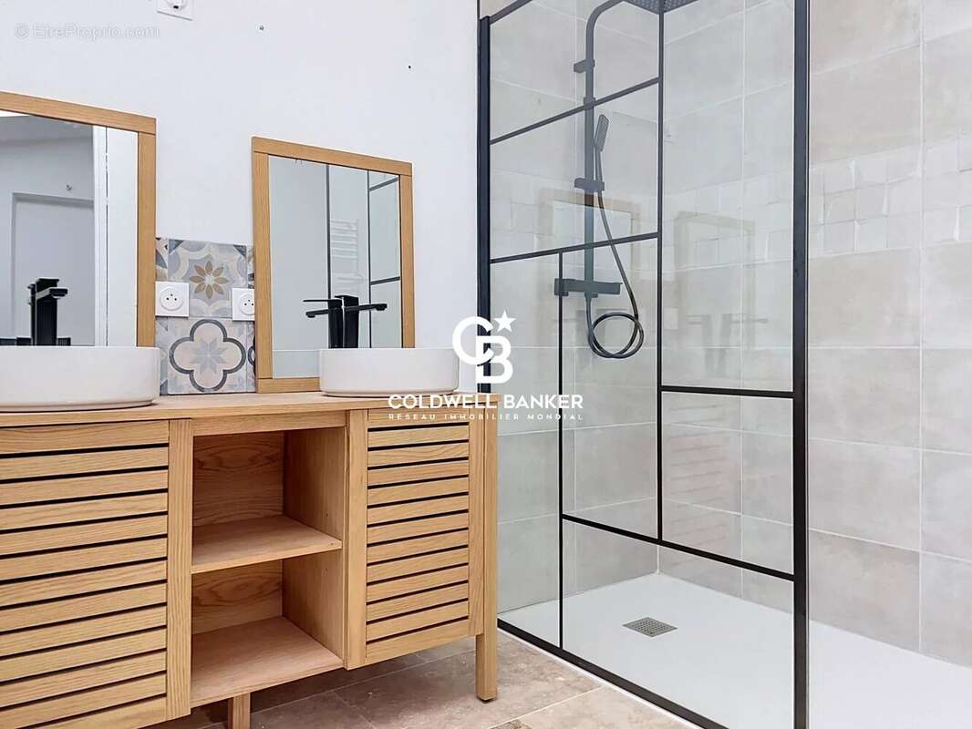 À deux pas du Vieux-Port, un appartement rénové aux volumes généreux - photo 10