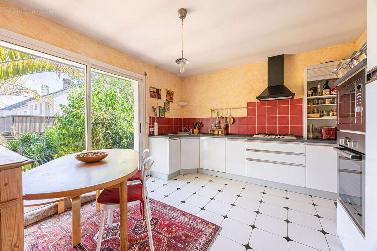 BOUVARDIERE - Maison familiale de 202m² avec jardin et garage - photo 3