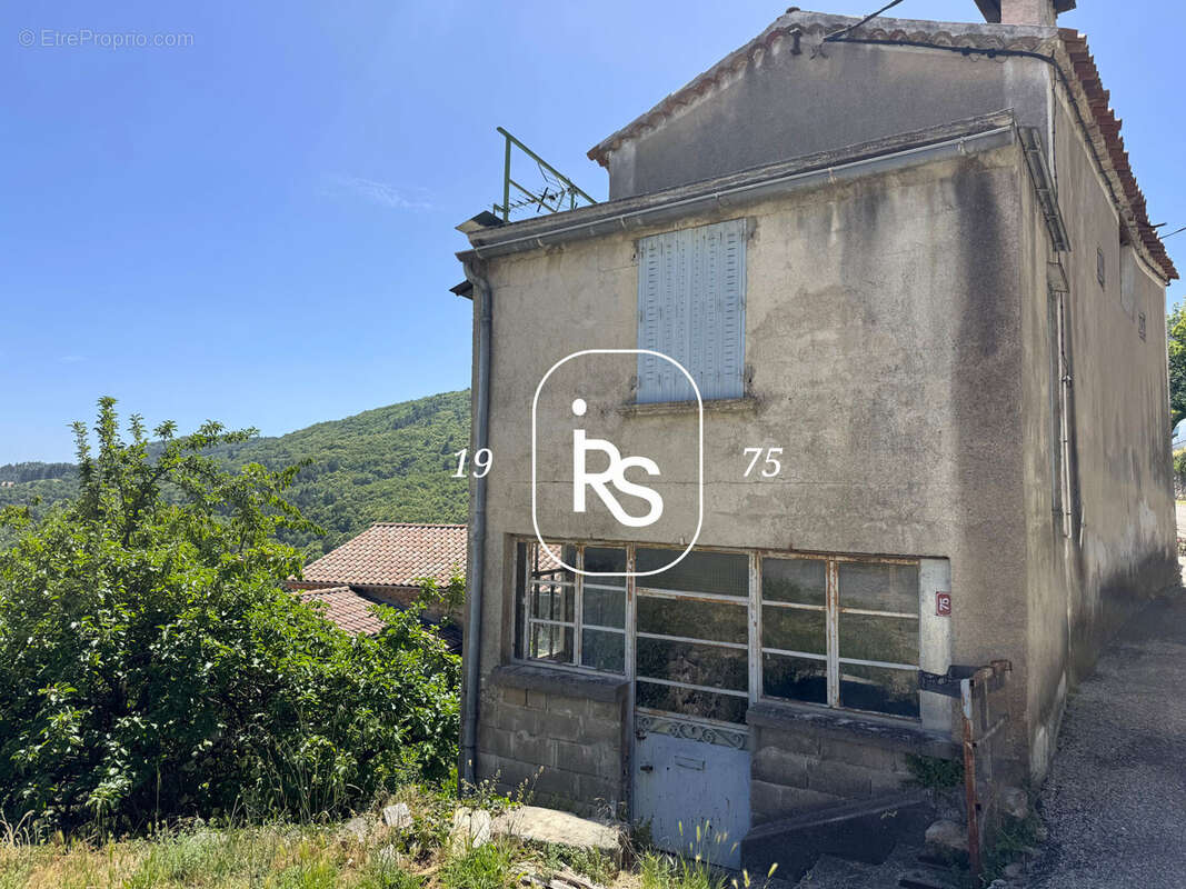 Maison de village à rénover avec terrain, garage et atelier - photo 2