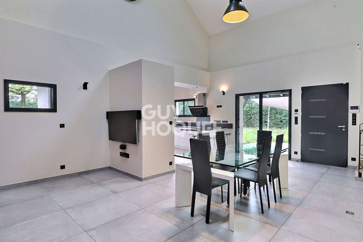 Maison à CHALLES-LES-EAUX