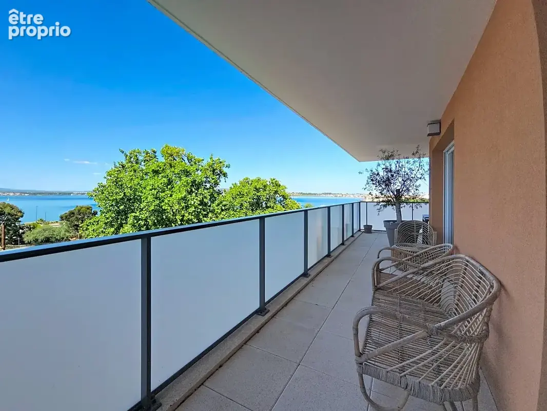 Appartement avec grande terrasse vue sur l'étang de thau et double parking - photo 3
