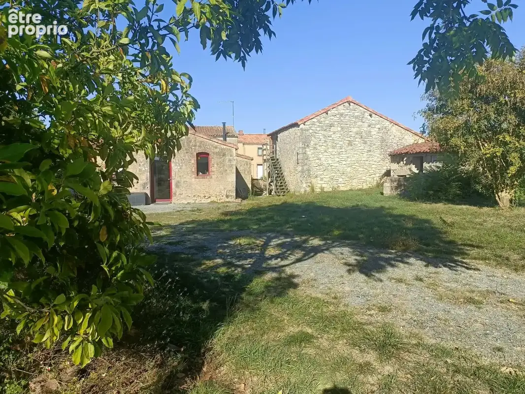 10 minutes du Puy du Fou , maison en pierre rénovée de 195 m2 sur 4000 m de terrain avec grange et dependances - photo 4