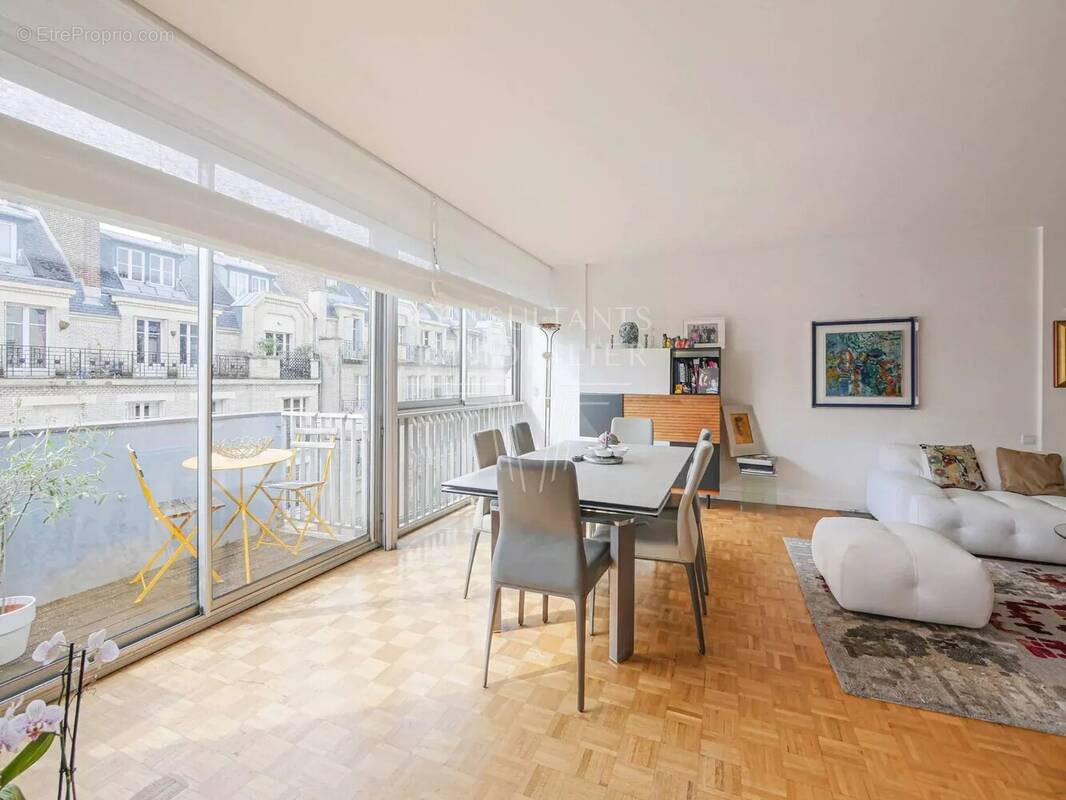 Appartement à PARIS-16E