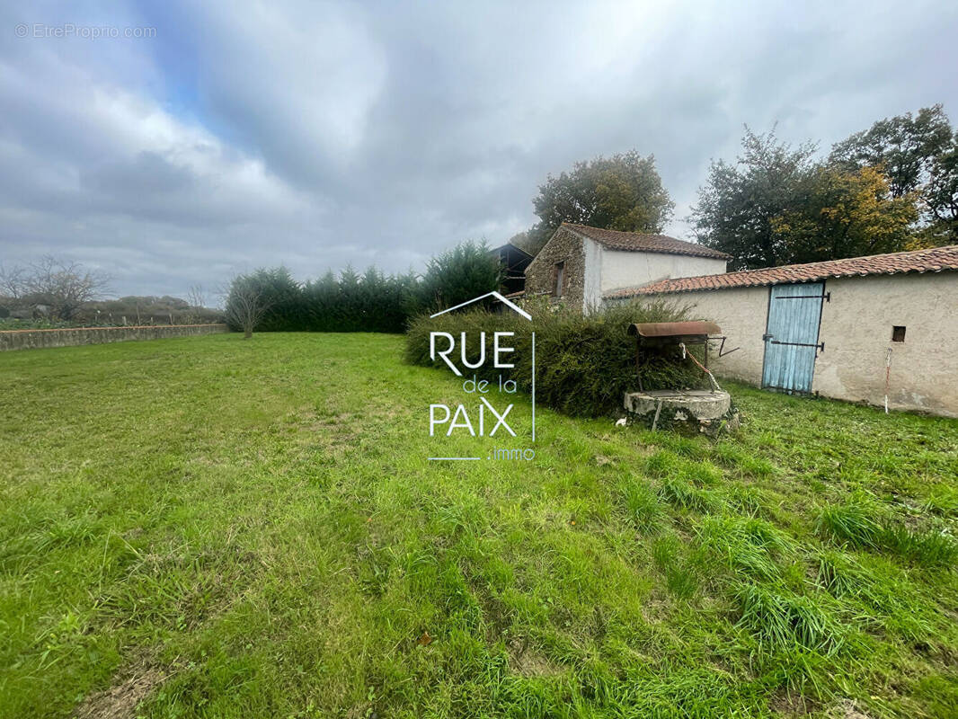 Terrain à LA FERRIERE-EN-PARTHENAY