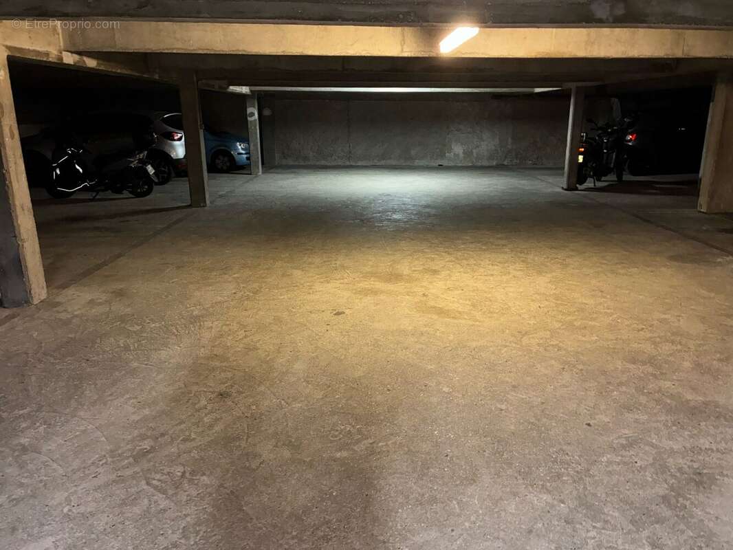 Parking à PARIS-15E